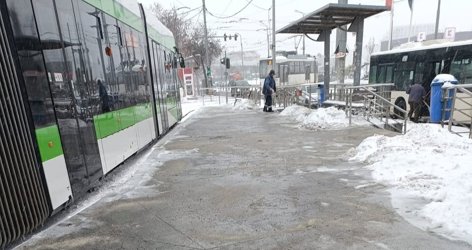 STB a scos pe traseu utilaje pentru a preveni problemele de circulație, cauzate de ninsoare. FOTO: STB