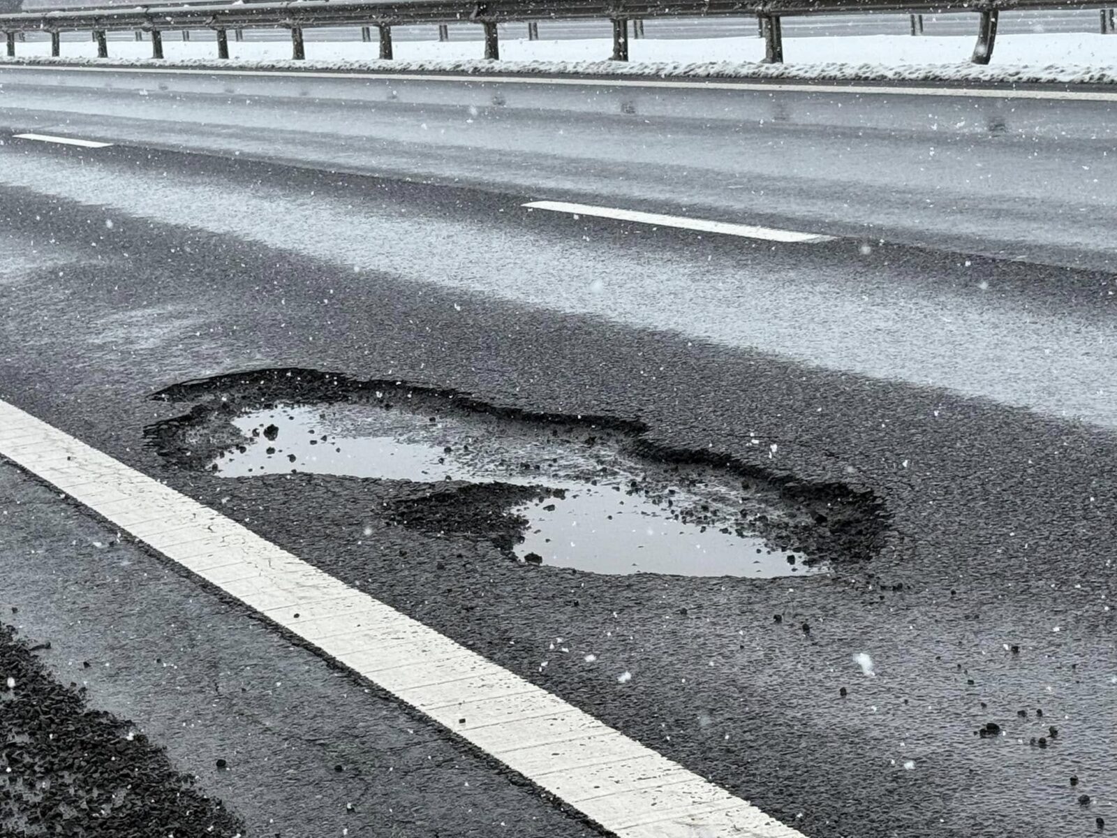 Cratere pe autostrada București-Pitești. Foto:FB/ Carla Tănasie