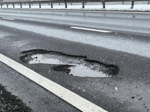 Cratere pe autostrada București-Pitești. Foto:FB/ Carla Tănasie