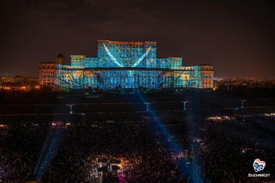 Artistul maghiar Ivó Kovács a câștigat iMapp Bucharest 2024 cu proiecția Luminbird