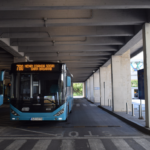 Linia de autobuz 780 va circula în locul trenului spre Aeroportul Henri Coandă. FOTO: TPBI