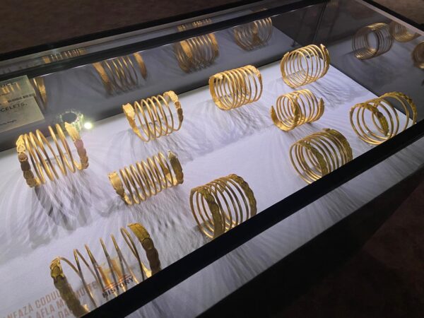 Tezaurul dacic poate fi vizitat din nou la București. Artefactele furate încă sunt de negăsit. Foto: Buletin de București