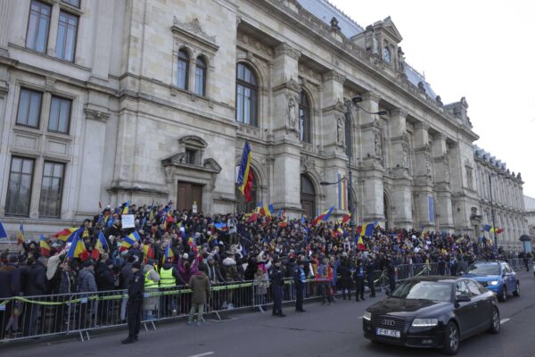 Protest al susţinătorilor lui Călin Georgescu la Curtea de Apel Bucureşti. FOTO: INQUAM / Octav Ganea