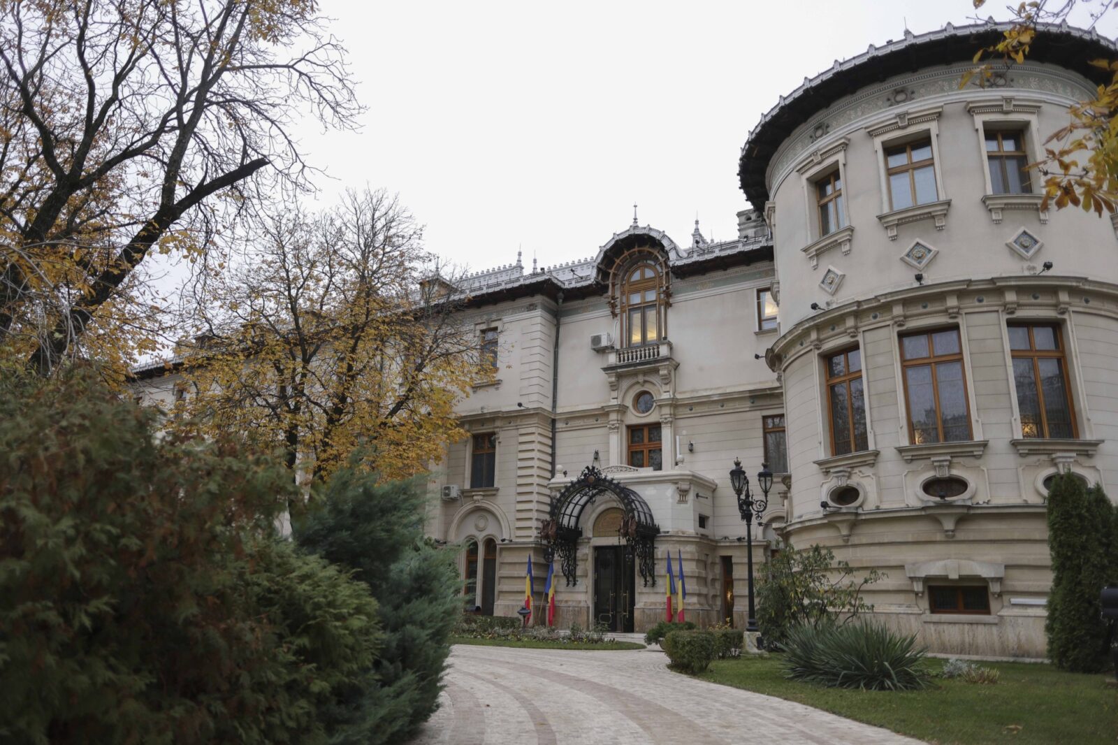 Curtea Palatului Cotroceni va putea fi vizitată gratuit. FOTO: INQUAM / Octav Ganea