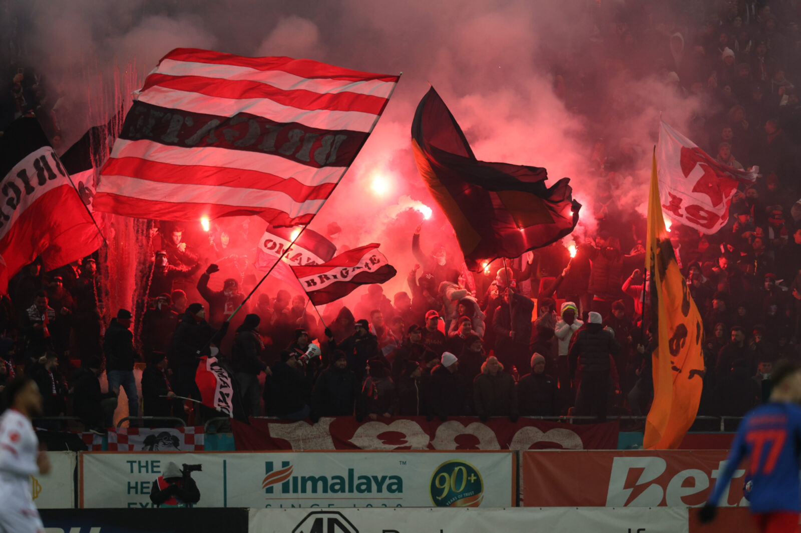 Torţe la FCSB - Dinamo. FOTO: INQUAM / Bogdan Buda