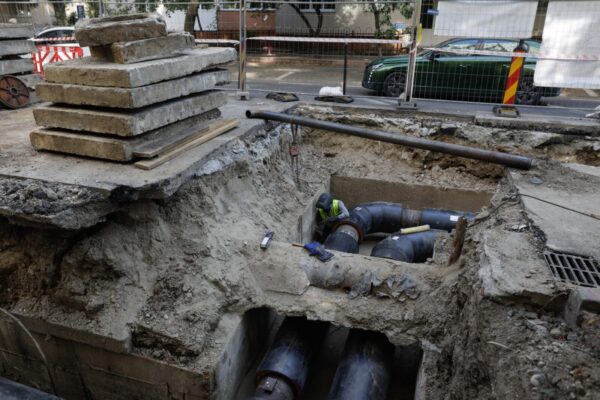 Lucrări de modernizare în toate cele 6 sectoare. Aproape 400 imobile rămân fără apă caldă şi căldură. Foto: Inquam Photos / George Călin
