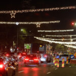 A început montarea luminițelor de sărbători. FOTO: Arhiva