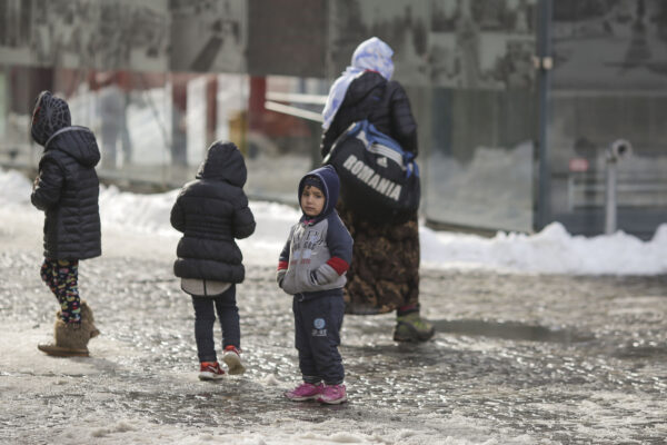 Copiii săraci ar putea fi ajutaţi cu fonduri europene în valoare de 2 milioane de euro