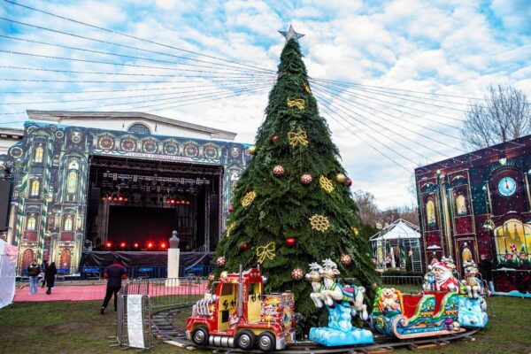 Târg de Crăciun pe esplanada Operei Naţionale. FOTO: PS5