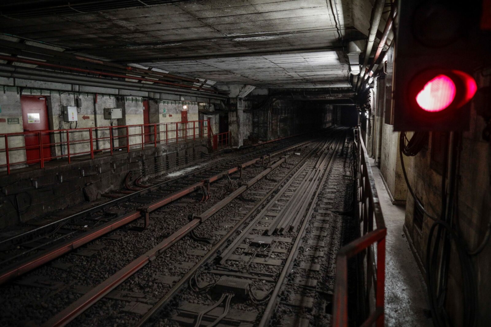 Incident la metrou. Pe M2, trenurile circulă pe un singur fir din cauza unei degajări de fum