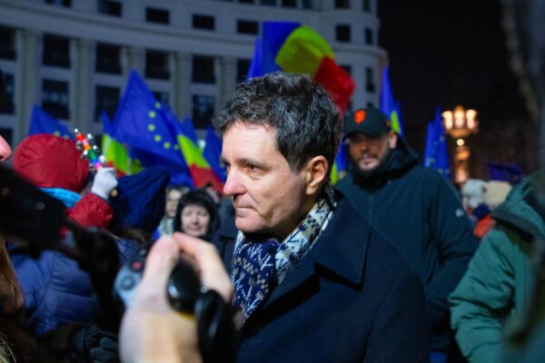 Nicuşor Dan, mesaj anti-Georgescu, înainte de a participa la manifestaţia pro-Europa ţinută în Piaţa Universităţii. FOTO: FB / Nicuşor Dan