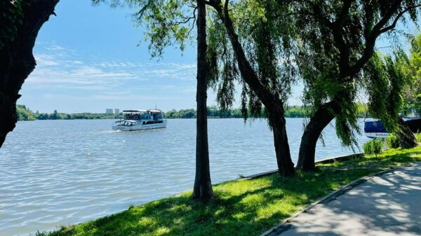 Plimbări gratuite cu vaporașul în Parcul Herăstrău. FOTO: FB / Nicușor Dan