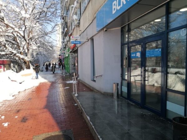 Primăriile de Sector somează cetățenii să curețe trotuarele de zăpadă. Amenzile ajung până la 500 de lei, pentru persoanele fizice. FOTO: PS3