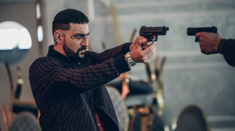 INTERVIU | BdB a stat de vorbă cu Dracu’ din „Subteran”. Cosmin Pană, despre serialul Netflix: „Cred că Bucureștiul e foarte bine pus în valoare și arată cât de bogată în imagini și atmosfere poate fi Capitala”