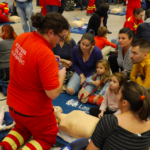 Prim ajutor în caz de stop cardiorespirator, la „Maratonul resuscitării”. FOTO:m Arhiva BdB