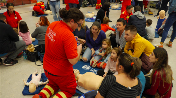 Prim ajutor în caz de stop cardiorespirator, la „Maratonul resuscitării”. FOTO:m Arhiva BdB