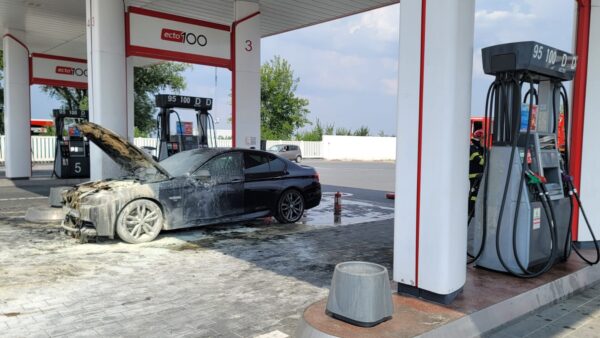 Un autoturism a luat foc