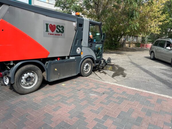 448 de maşini ridicate pentru curăţenia în parcările din Sectorul 3