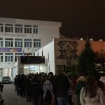 Cozi la secţiile de votare din Regie, după închiderea urnelor. Foto: Andreea Tudor