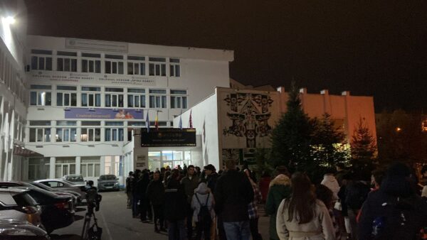 Cozi la secţiile de votare din Regie, după închiderea urnelor. Foto: Andreea Tudor