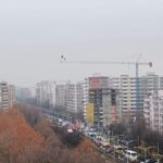 Bărbat urcat pe macara. FOTO: FB / Infotrafic Bucuresti si Ilfov