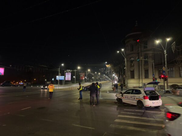 Maşină de poliţie aflată în misiune, izbită de un autoturism. FOTO: amator