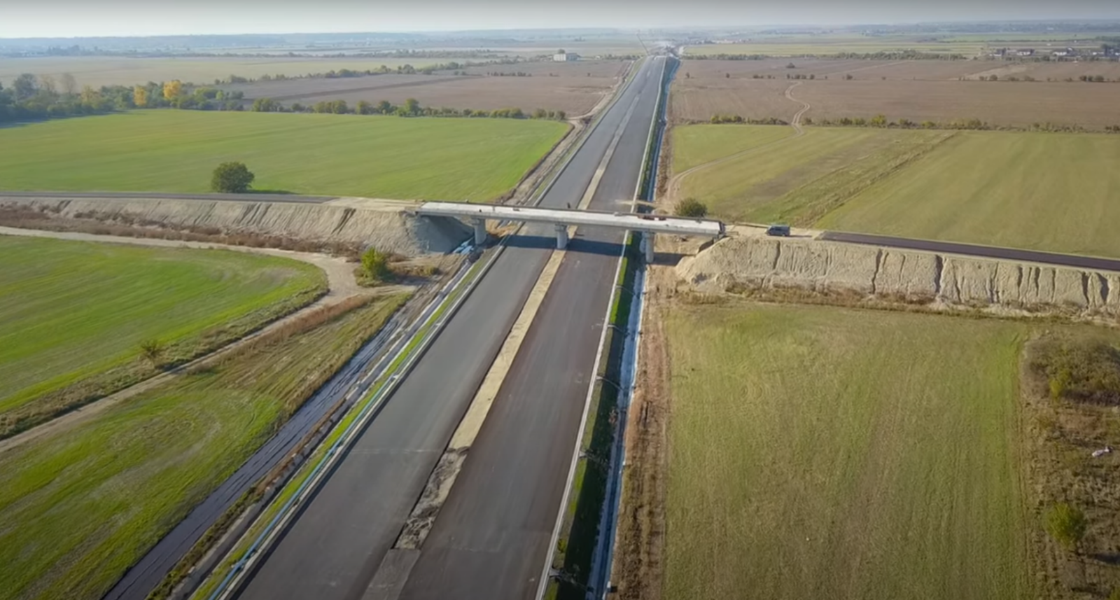 Săptămâna viitoare începe montarea grinzilor la pasajul Țegheș, al Autostrăzii A0 Sud. Pe Lotul 3 Sud se va putea circula la sfârșitul lunii mai. FOTO: Arhiva