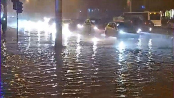 Avarie Apa Nova. Inundaţie în apropierea staţiei de metrou Titan, după ce s-a spart o conductă. Foto: Digi24