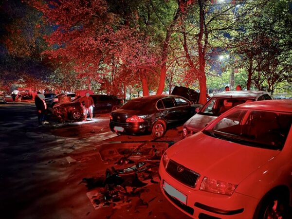 Treisprezece autoturisme lovite. FOTO: infotraficromania.ro