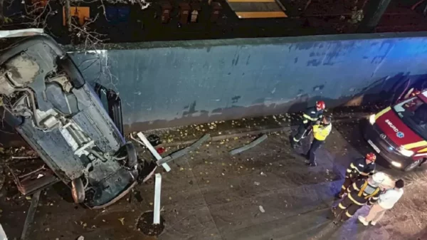 A sărit cu mașina de la etajul doi al unui mall din București. Foto Info Trafic București și Ilfov