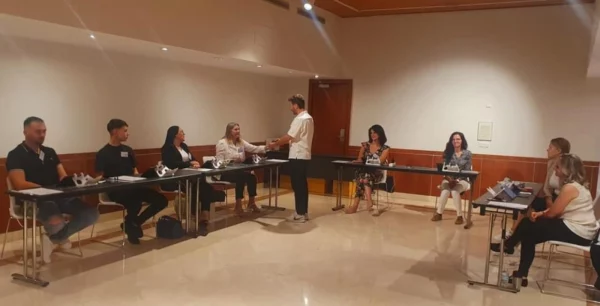 Oamenii care au grijă ca votul să nu fie furat. FOTO: Teodor Ciupitu