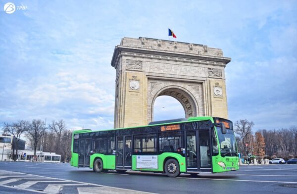 Aglomerația din autobuze sau tramvaie poate fi verificată de bucureșteni, în timp real pe Google Maps, începând de luni. FOTO: Facebook / Nicușor Dan