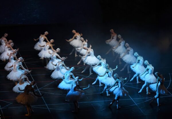 Doi balerini celebri revin pe scena Sălii Palatului, în „Lacul Lebedelor”. FOTO: Opera Națională