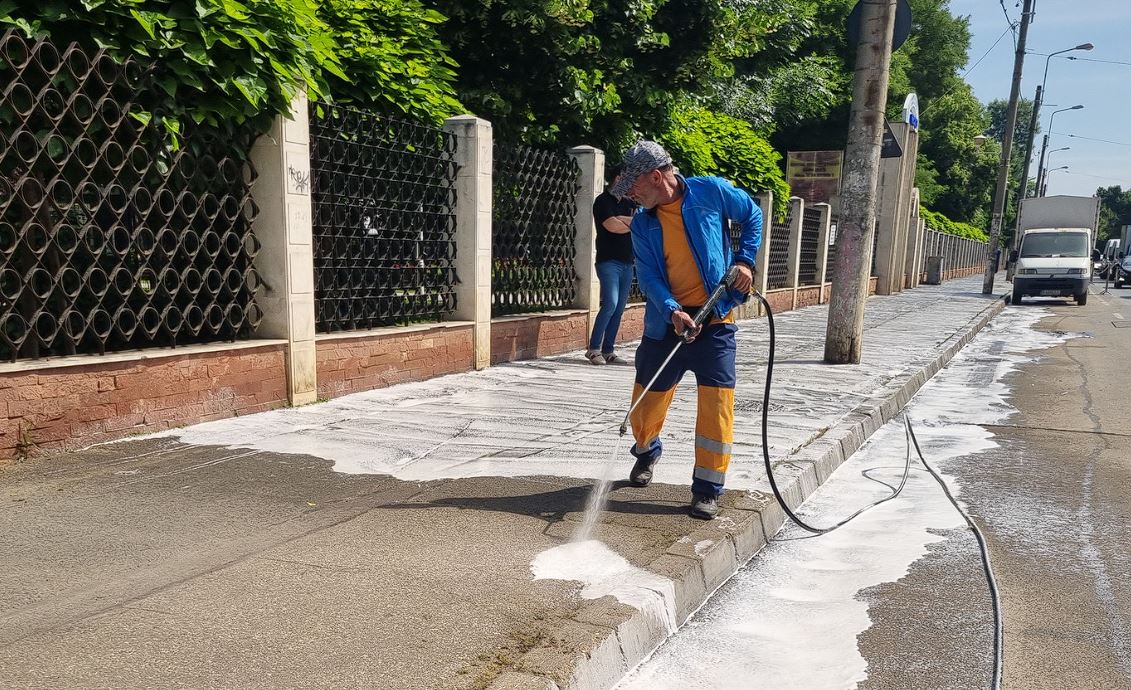 Sector 2 | A început curățenia „la bordură”. FOTO: PS2