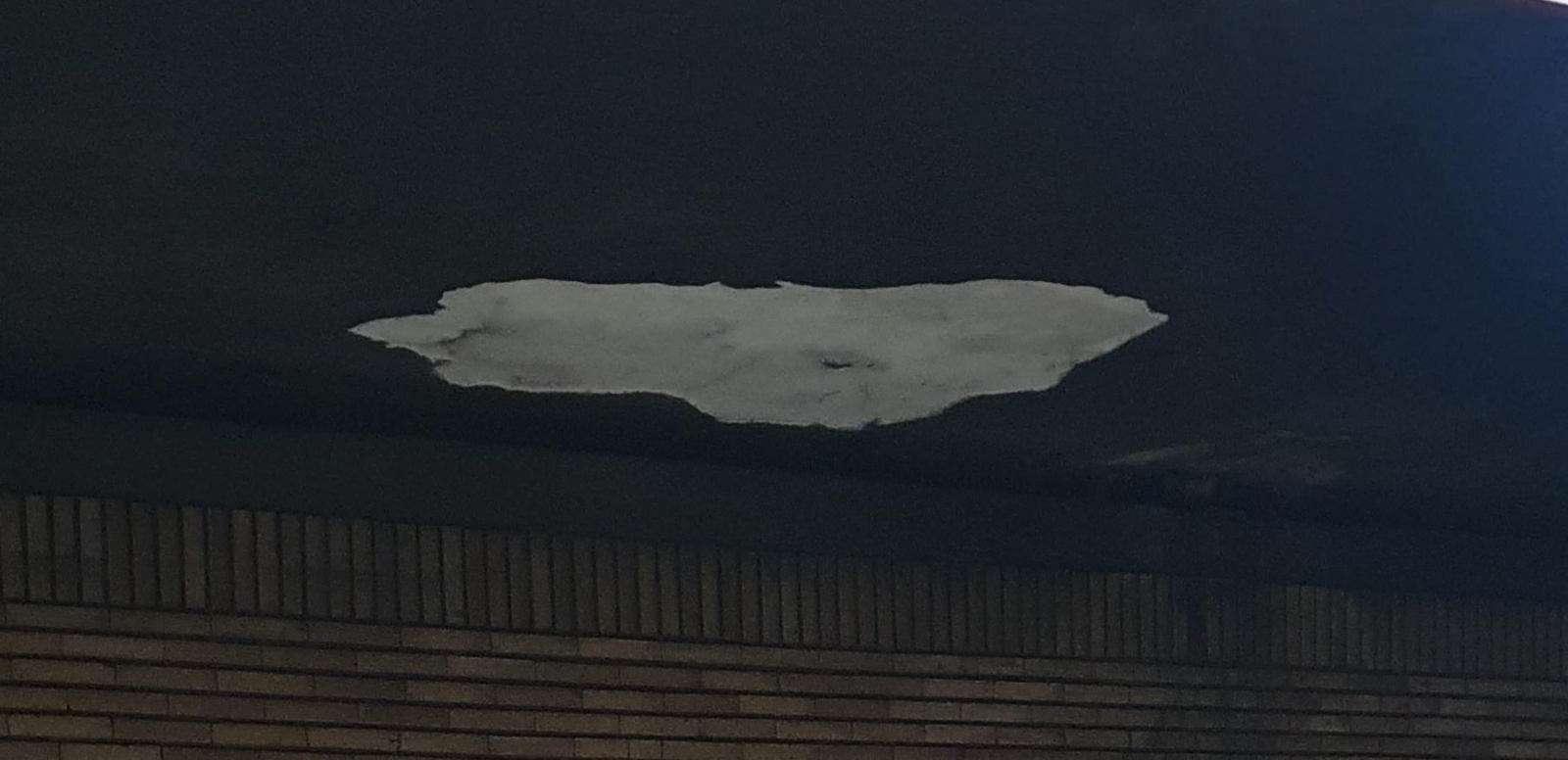 Bucată de tencuială căzută de pe tavan, la metrou. FOTO: u/Tiny_Bowl_4668, via Reddit