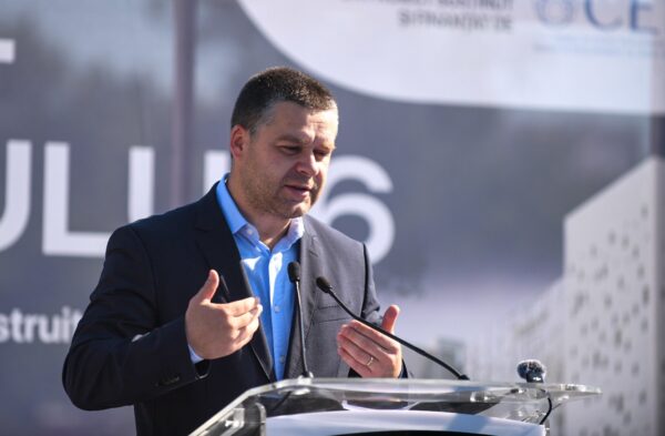 Cum explică primarul Ciucu dezbaterea publică fără presă