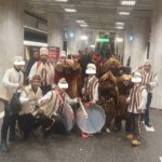 Ceata de colindători care s-au ales cu tobele distruse. FOTO: FB / Denis Ionut