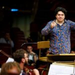 Dirijorul Cristian Măcelaru: „Eu sunt singurul muzician de pe scenă care nu produce niciun sunet”. Foto: Concursul International Enescu