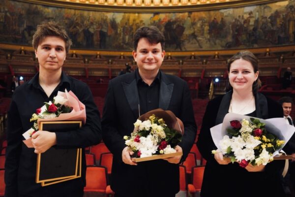 Pianistul Roman Lopatynskyi (mijloc) din Ucraina a câștigat finala secțiunii de pian a Concursului „George Enescu”