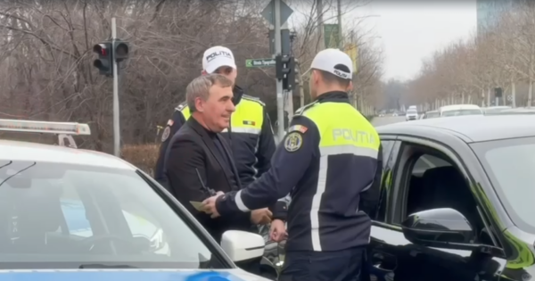 Gheorghe Hagi, oprit de Poliţie pentru a fi felicitat de ziua lui. FOTO: FB / Poliţia Capitalei