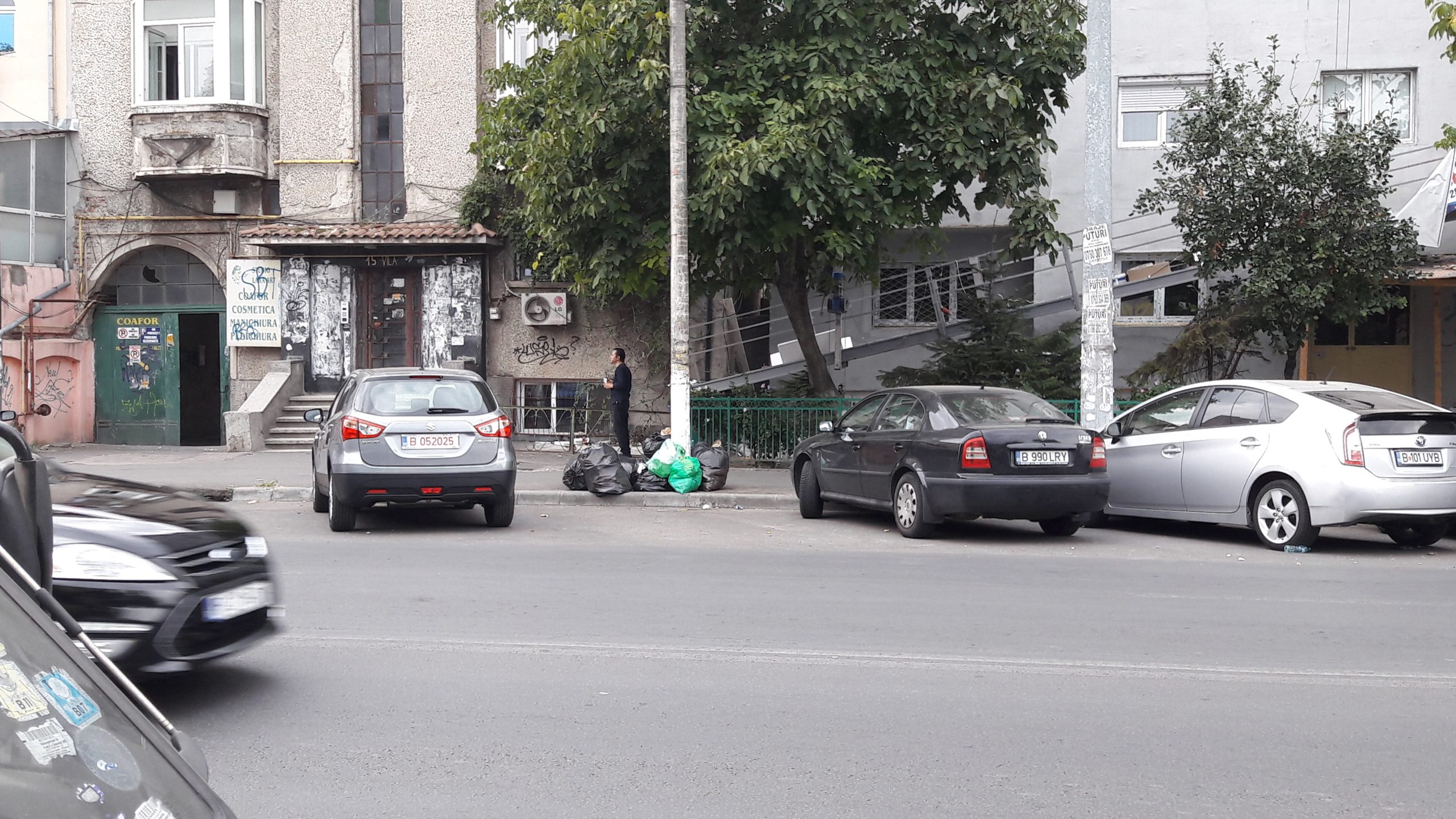 Saci de gunoaie pe strada in Bucuresti, sectorul 5.