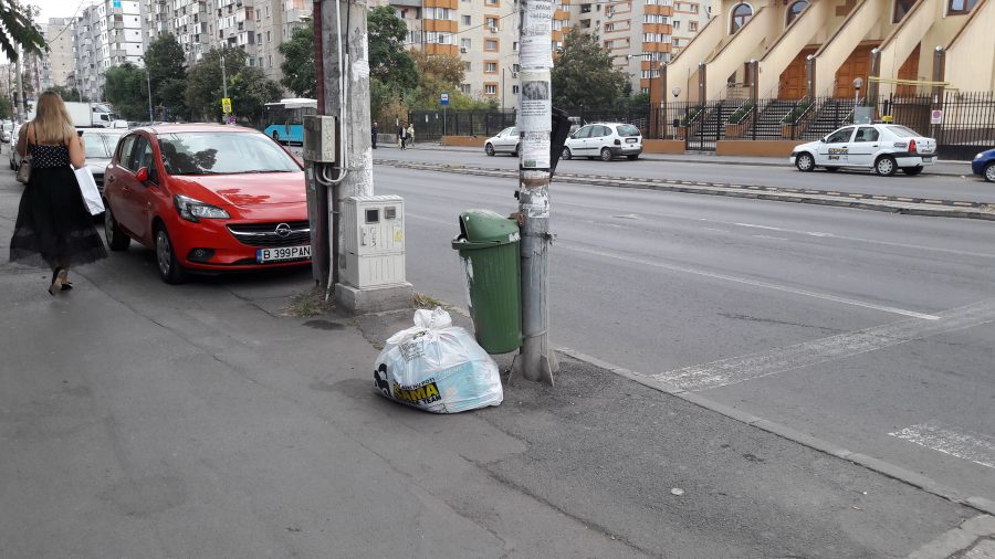 Saci de gunoaie pe strada in Bucuresti, sectorul 5.