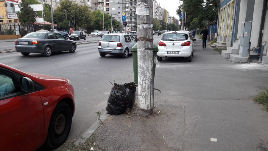 Saci de gunoaie pe strada in Bucuresti, sectorul 5.