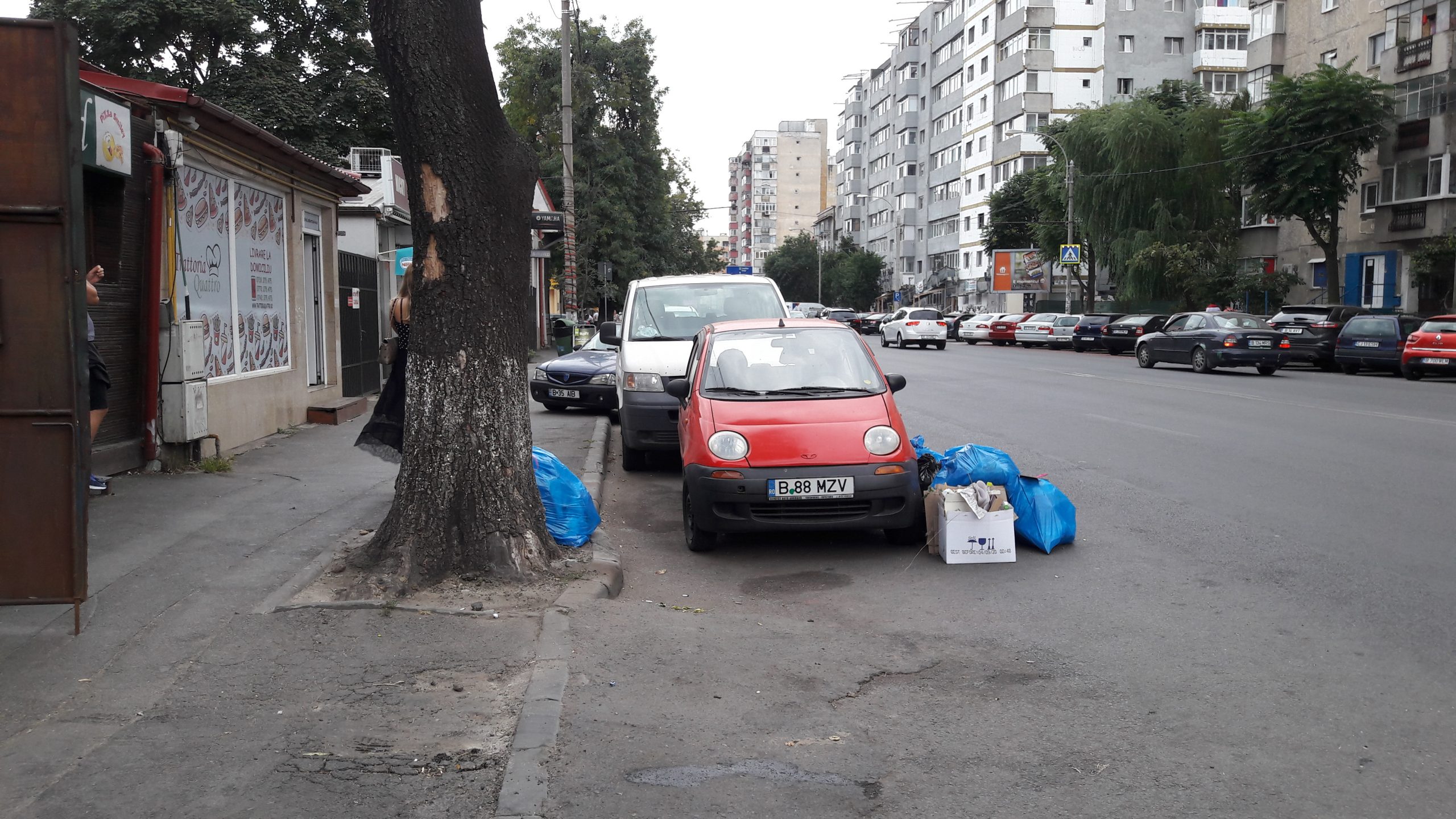 Saci de gunoaie pe strada in Bucuresti, sectorul 5.