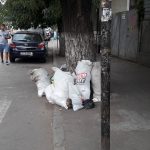 Saci de gunoaie pe strada in Bucuresti, sectorul 5.