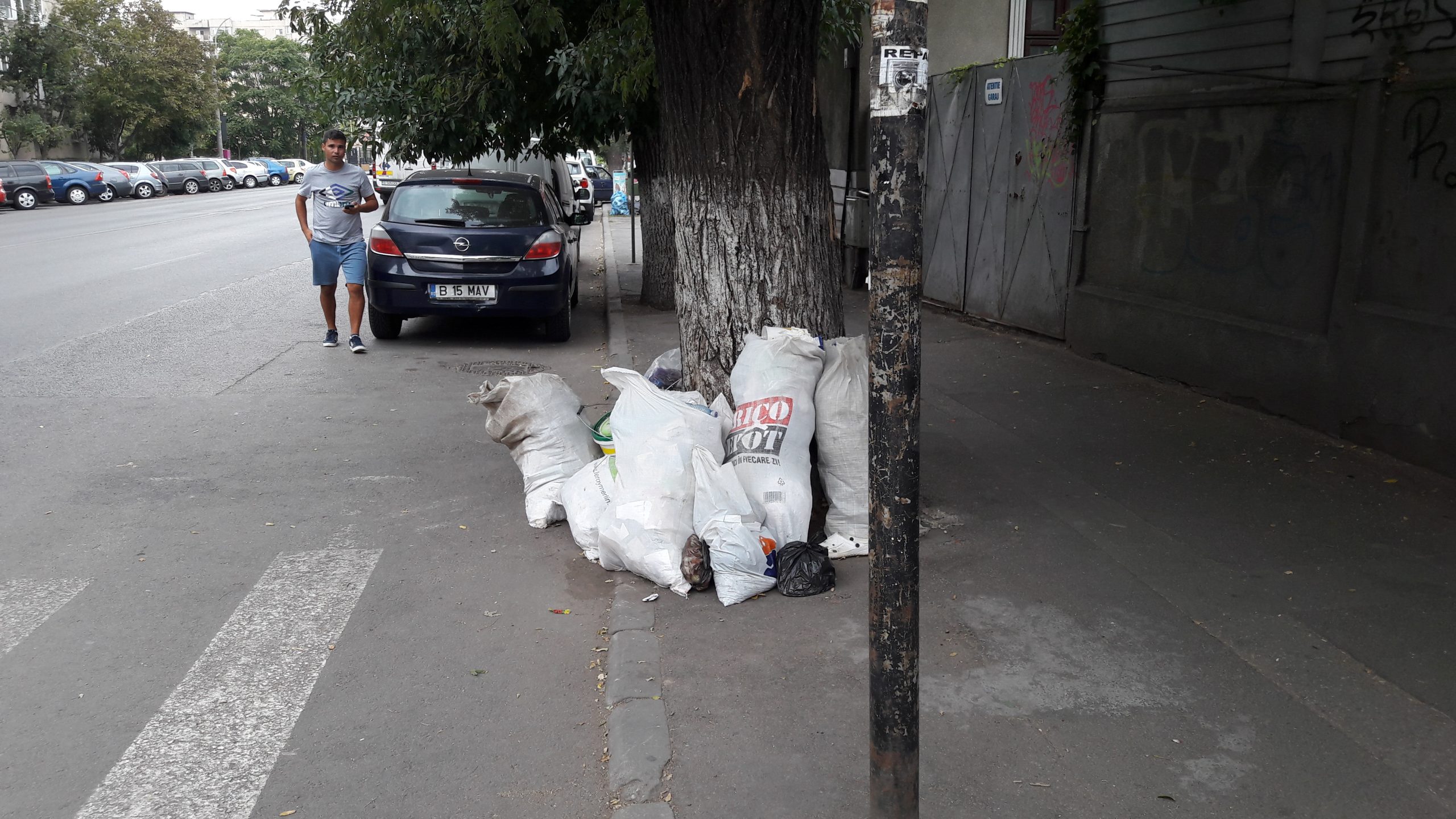 Saci de gunoaie pe strada in Bucuresti, sectorul 5.