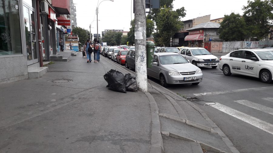 Saci de gunoaie pe strada in Bucuresti, sectorul 5.