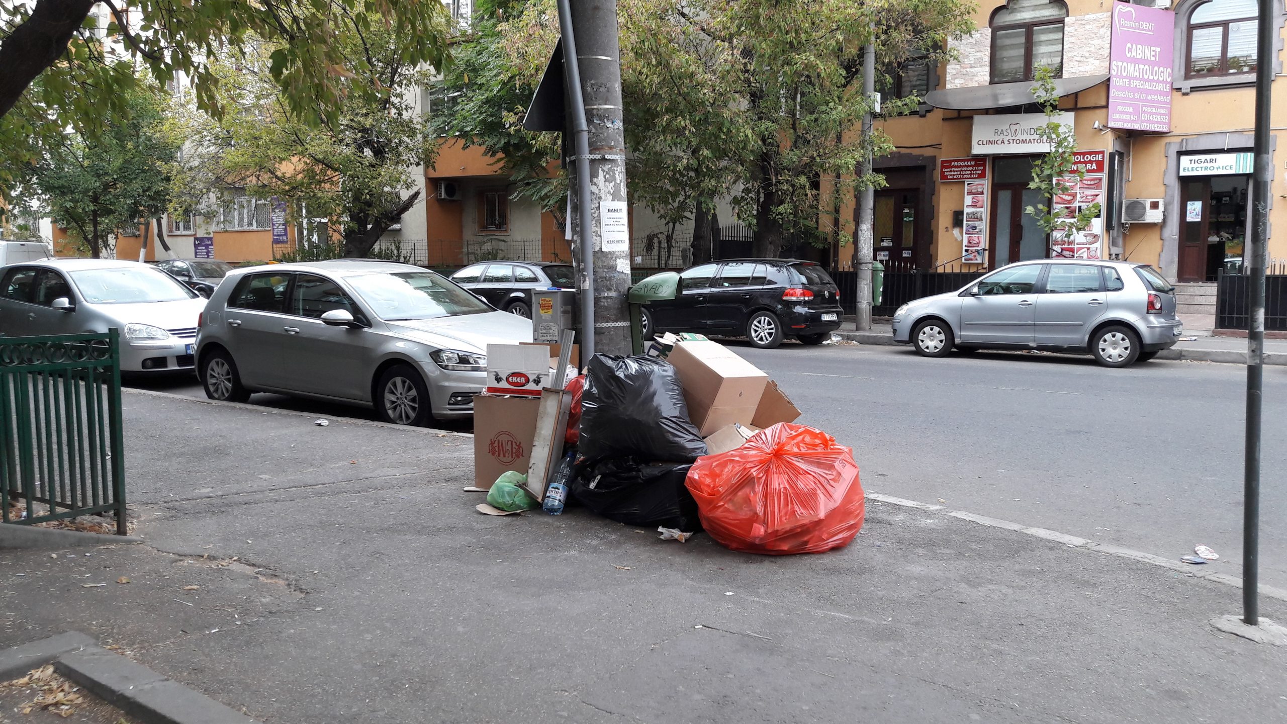 Saci de gunoaie pe strada in Bucuresti, sectorul 5.