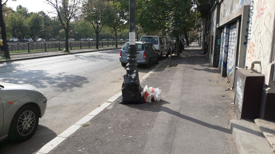 Saci de gunoaie pe strada in Bucuresti, sectorul 5.
