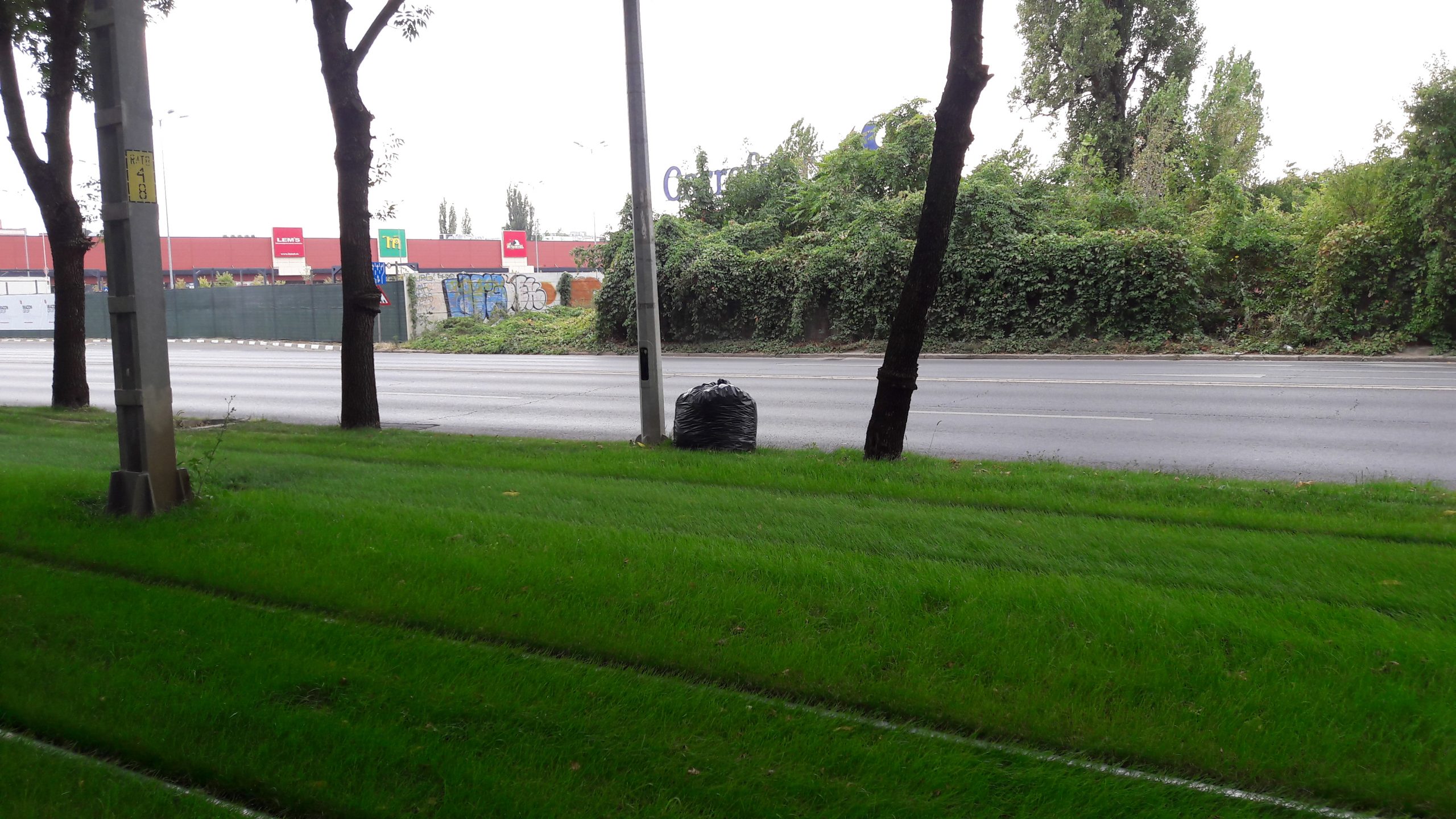 Saci de gunoaie pe strada in Bucuresti, sectorul 5.